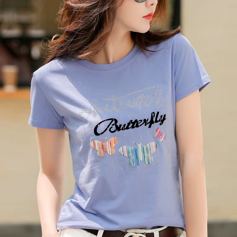 T-shirt manches courtes col rond, ample et brillant, en coton, avec lettres imprimées de papillons,