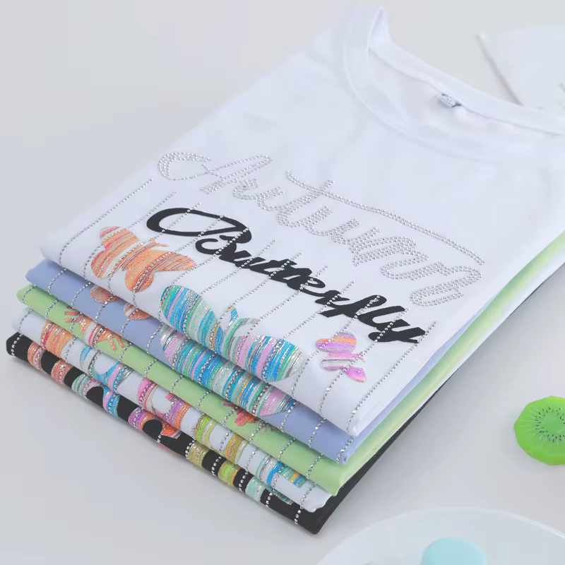 T-shirt manches courtes col rond, ample et brillant, en coton, avec lettres imprimées de papillons,