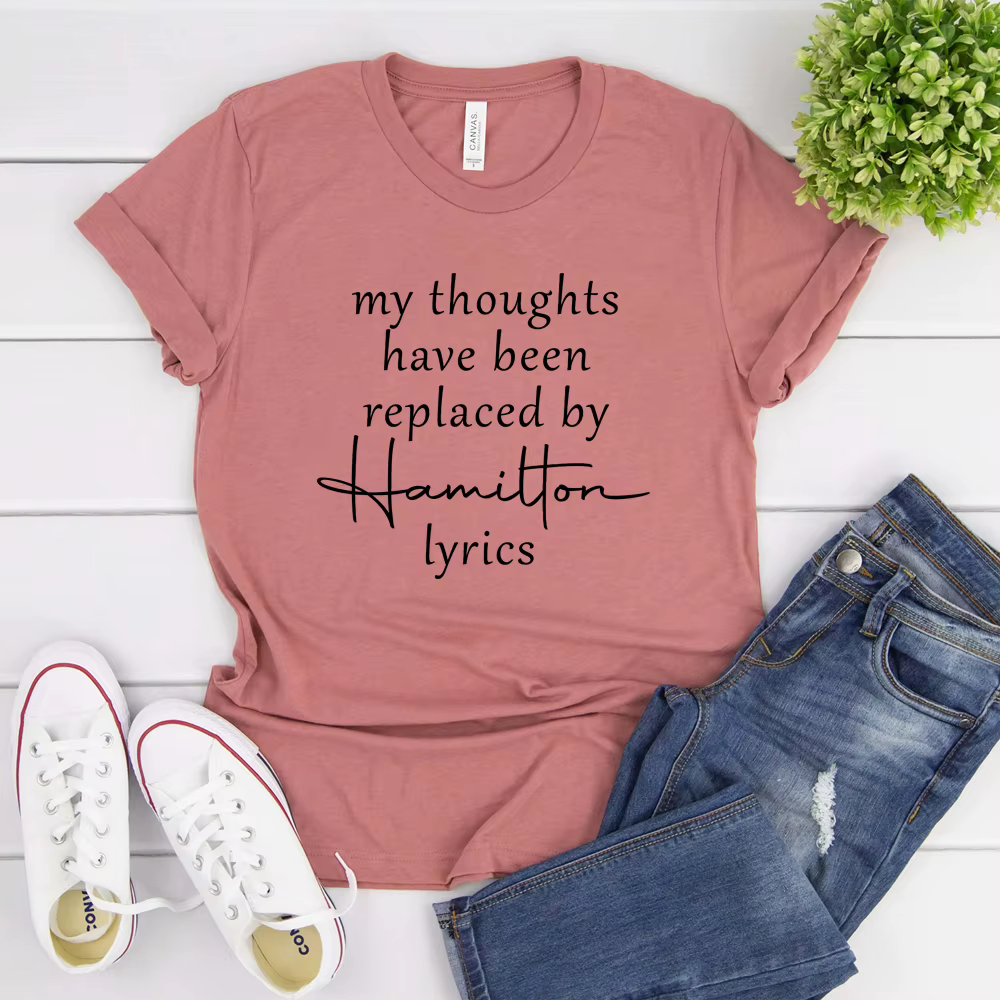 Mes pensées ont été remplacées par une chemise avec les paroles de Hamilton, un T-shirt d'alexandre,