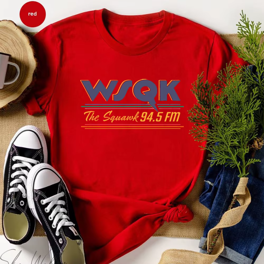 2026 WSQK The Squawk 94.5 FM T-shirt imprimé ST5 émission de télévision inspiré Dustin Henderson WSQ