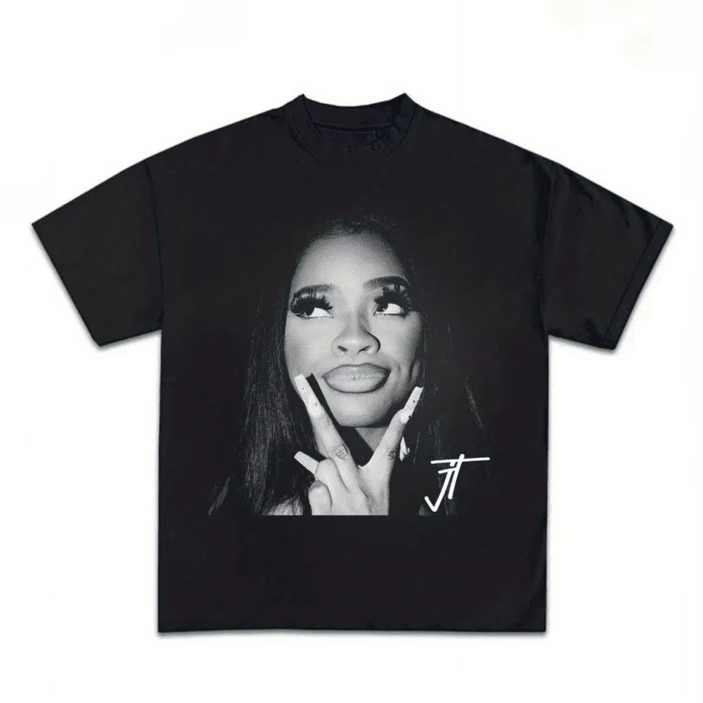 T-shirt graphique JT Rapper unisexe noir - T-shirt à col rond avec logo JT et graphisme distinctif. 