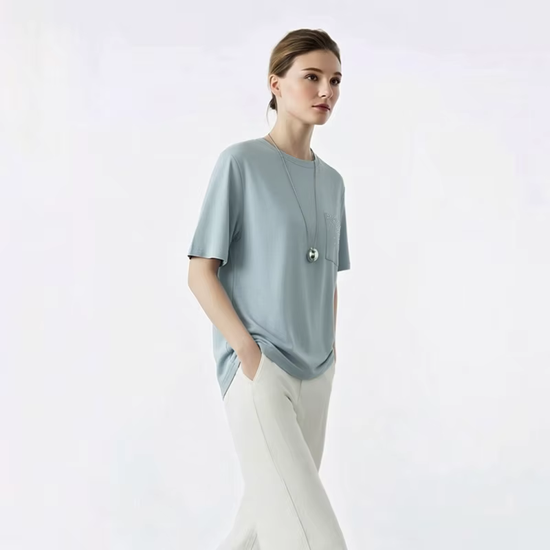 T-shirt Amii pour femme, nouvelle collection été 2026, col rond, en coton extensible, avec poche orn