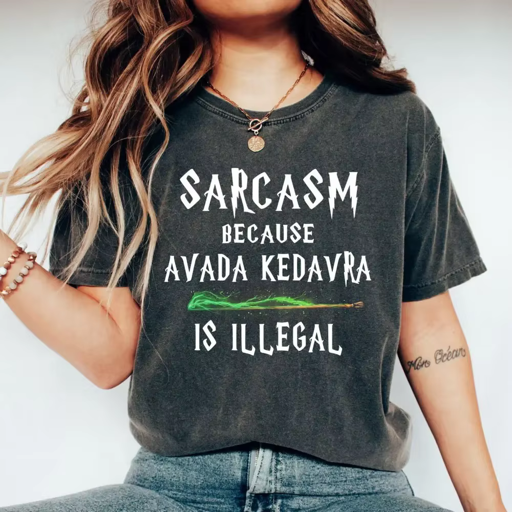 Chemise baguette magique rétro sarcasme parce que Avada Kedavra est illégal chemise unisexe école t-