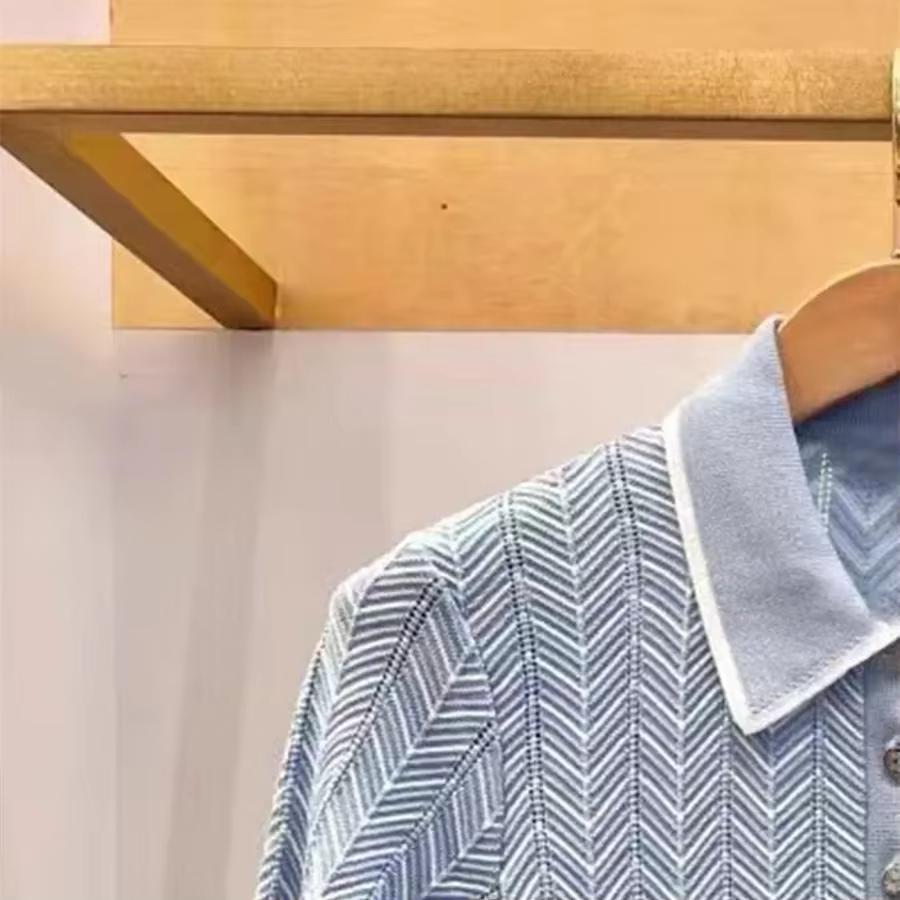 Pull à manches courtes bleu pour femme, motif à chevrons, bord ondulé, col rabattu léger, été