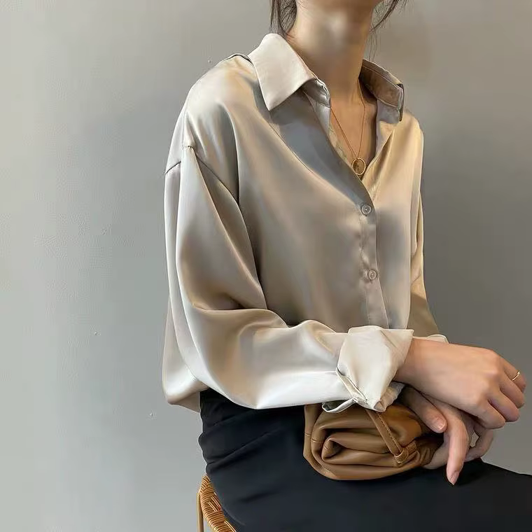 Une chemise blanche pour femme, idéale pour l'automne et l'hiver, au design unique, est une pièce po