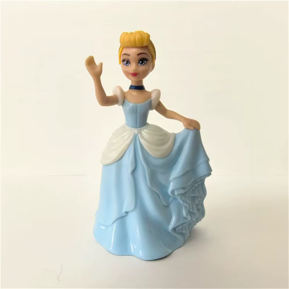4 personnages de dessins animés classiques : Raiponce, Cendrillon, Princesse grenouille, Statues, Po