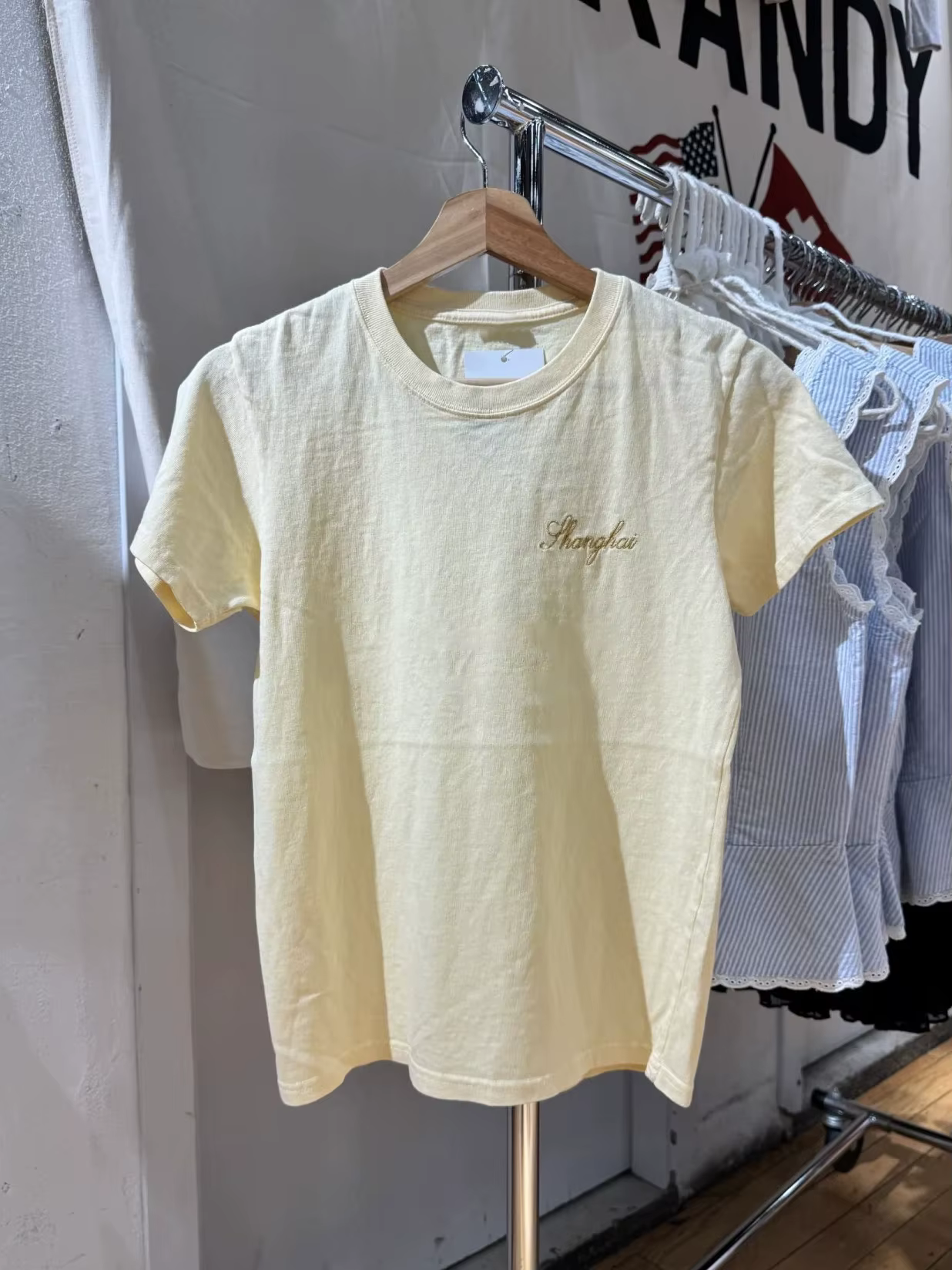Lettre broderie jaune T-shirt femme été col rond manches courtes coton t-shirts décontracté doux Pre