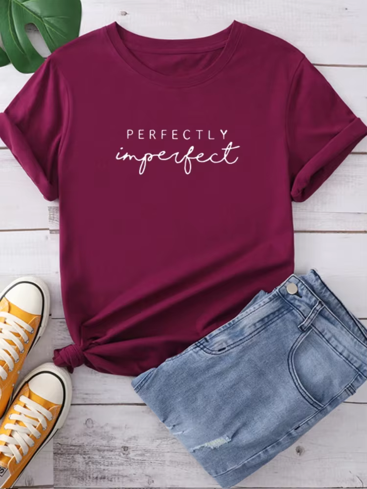 T-shirt manches courtes col rond femme, parfaitement imparfait, avec lettres imprimées
