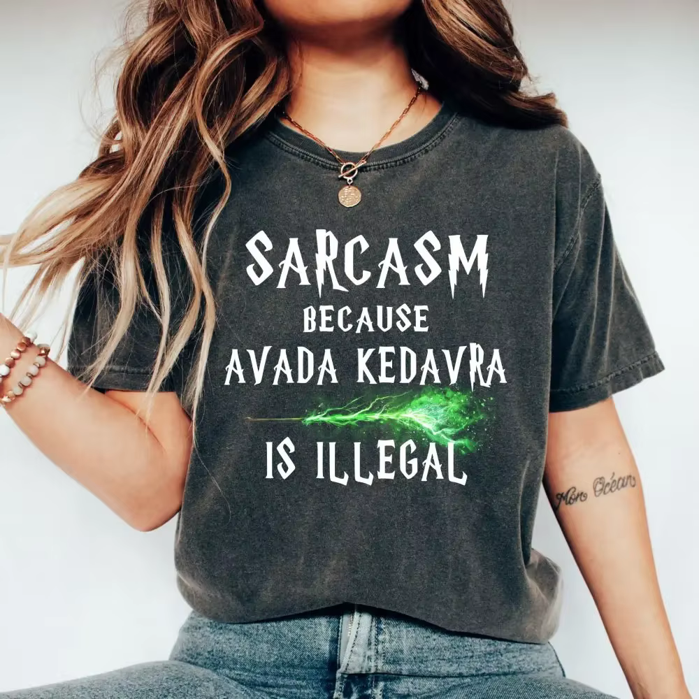 Chemise baguette magique rétro sarcasme parce que Avada Kedavra est illégal chemise unisexe école t-