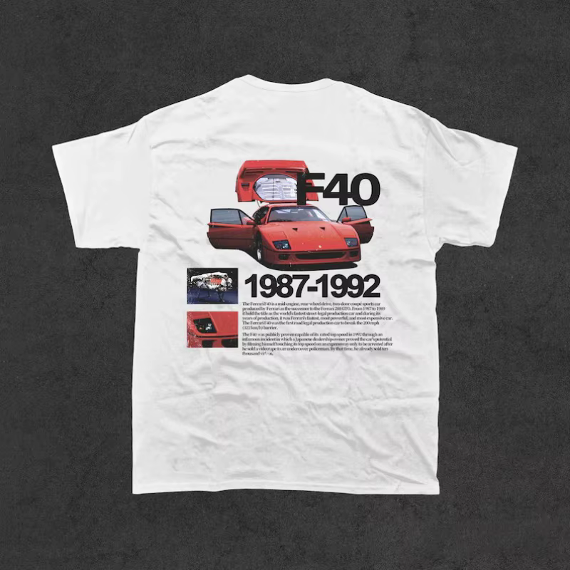 T-shirt F40 1987-1992. Tee-shirt noir avec motif de porte ouverte graphique de voiture F40 rouge et