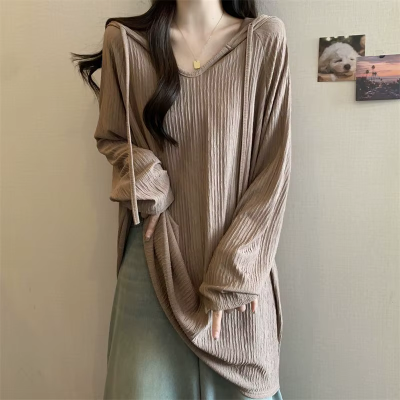 Le T-shirt à capuche et manches longues est un nouveau haut tendance ample et amincissant de style c