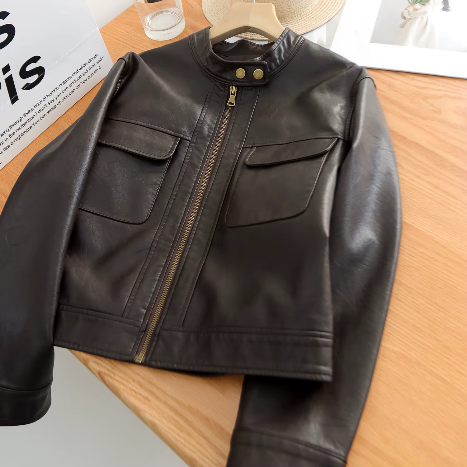 Veste zippée en cuir PU pour femme — Manteau court en similicuir avec col montant et poches à rabat