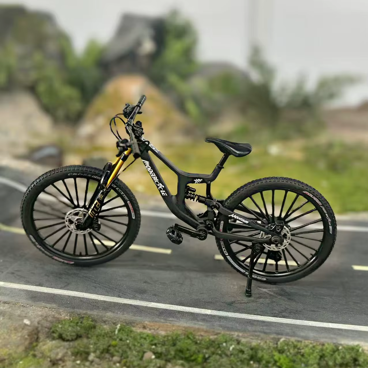 Modèle de VTT en alliage 1:8 avec base - comprend des engrenages réalistes et une suspension double,
