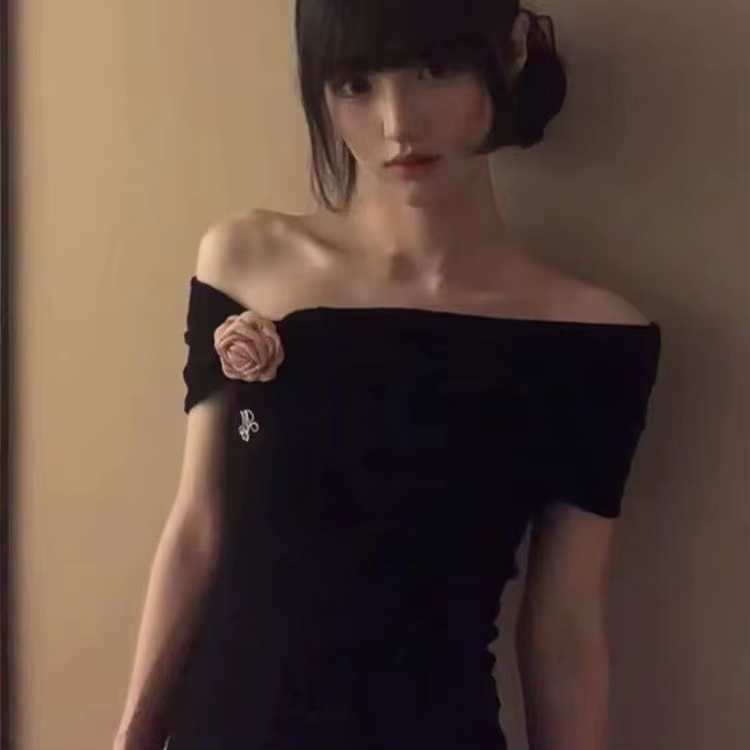 T-shirt court asymétrique chic et séduisant pour femme avec fleur rose, mode estivale, élégant, épau