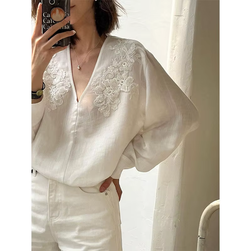 Chemise à broderies florales pour femmes 2026 Blusas Mujer De Moda Manches longues Col en V Blouses 