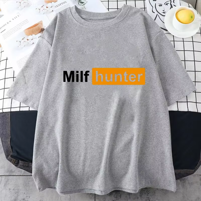 Chasseur de MILF |   Drôle adulte Humor blague pour hommes qui aiment les Milfs T-Shirt MILF chasseu