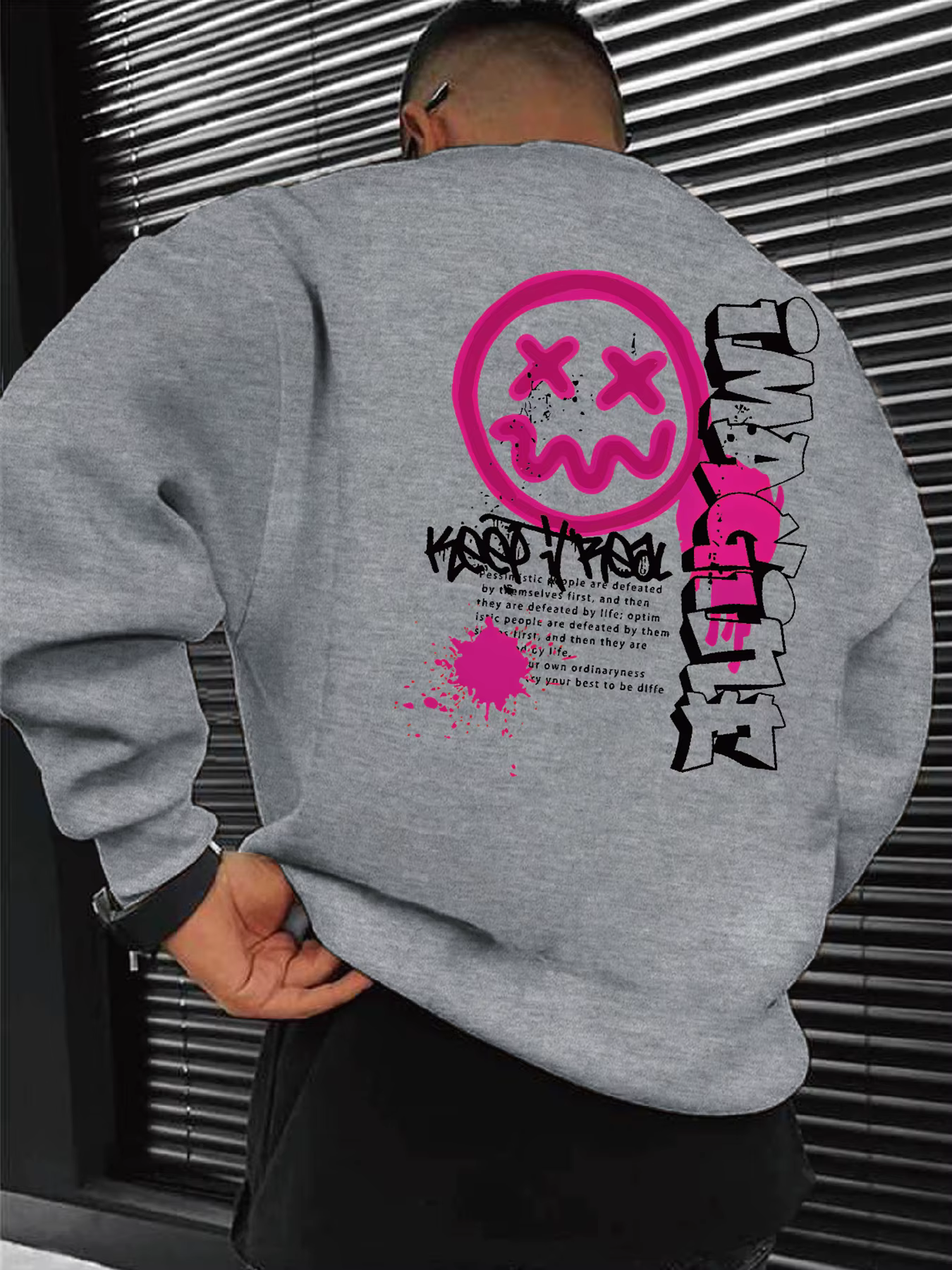 Sweat-shirt pour homme rose avec motif visage souriant punk et impression de texte 'KASO H'FOL', idé