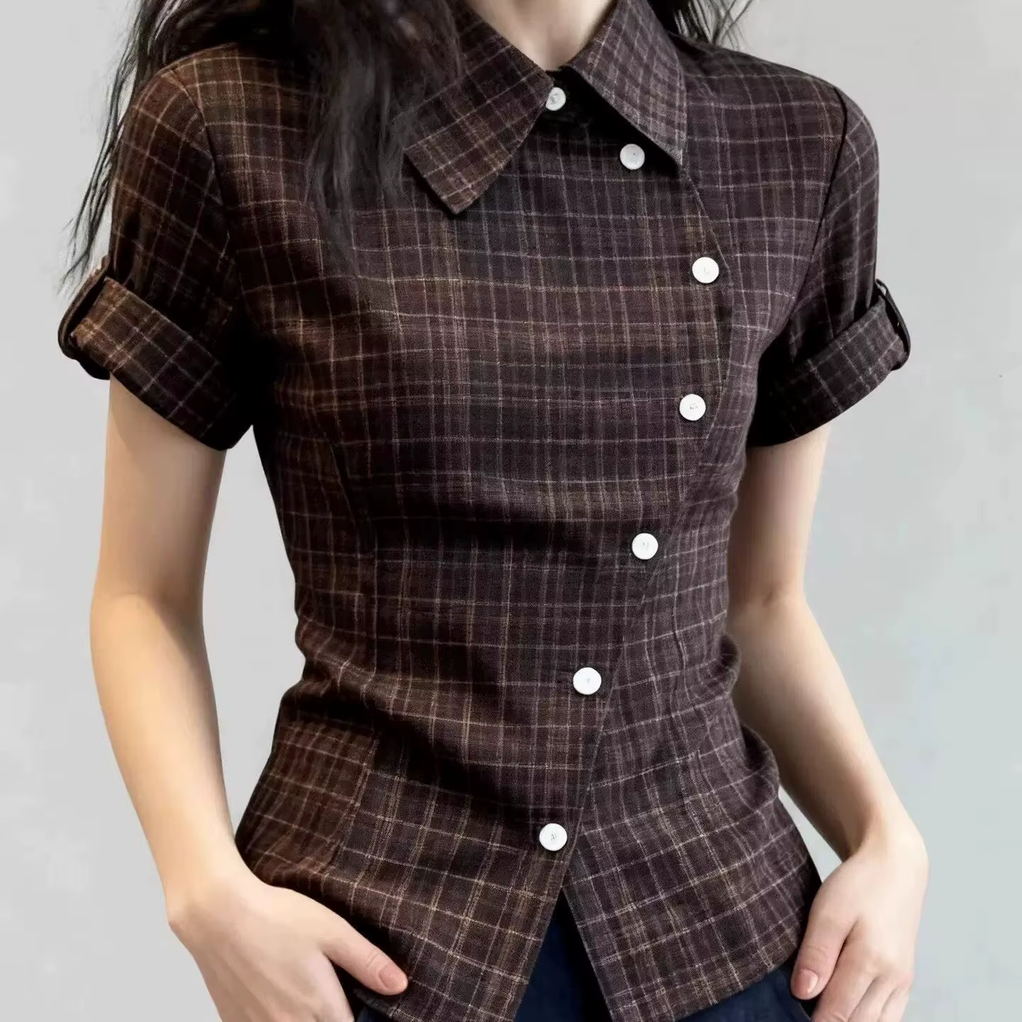 Chemise à manches courtes à carreaux couleur café rétro pour femmes, printemps/été 2026, style jeune