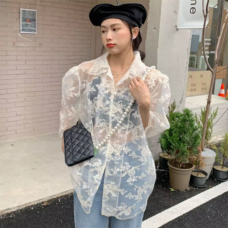 Chemise en dentelle à manches bulles pour femmes avec un design ample, haut à manches courtes de nic