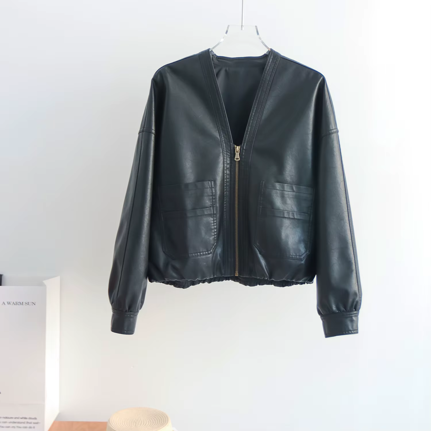 Blouson bomber en cuir PU pour femme — Veste zippée à col en V en similicuir avec ourlet élastique