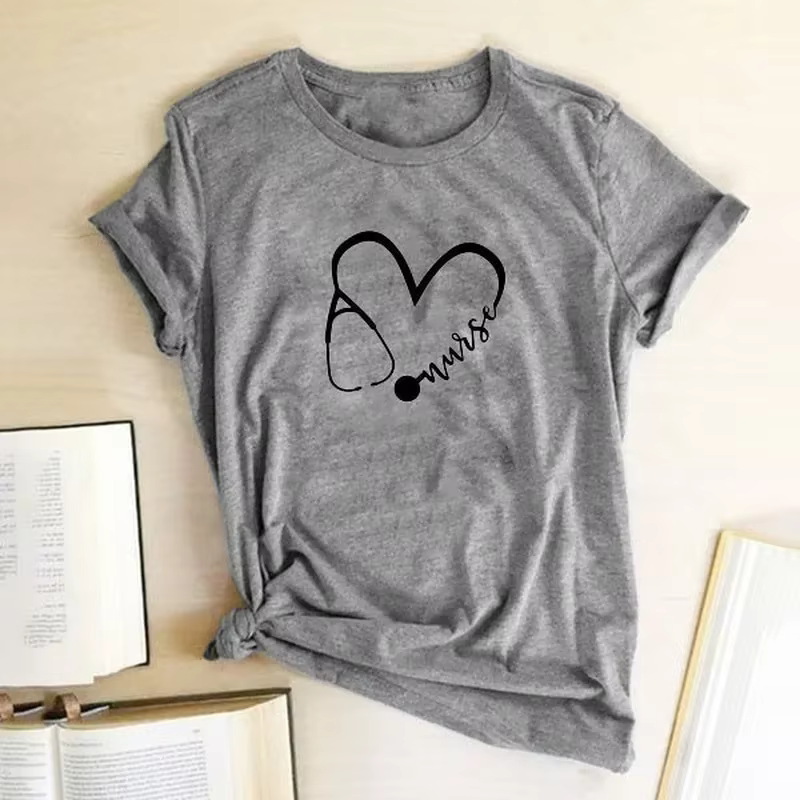 T-shirt col rond femme, estival et à manches courtes, avec stéthoscope et cœur imprimé