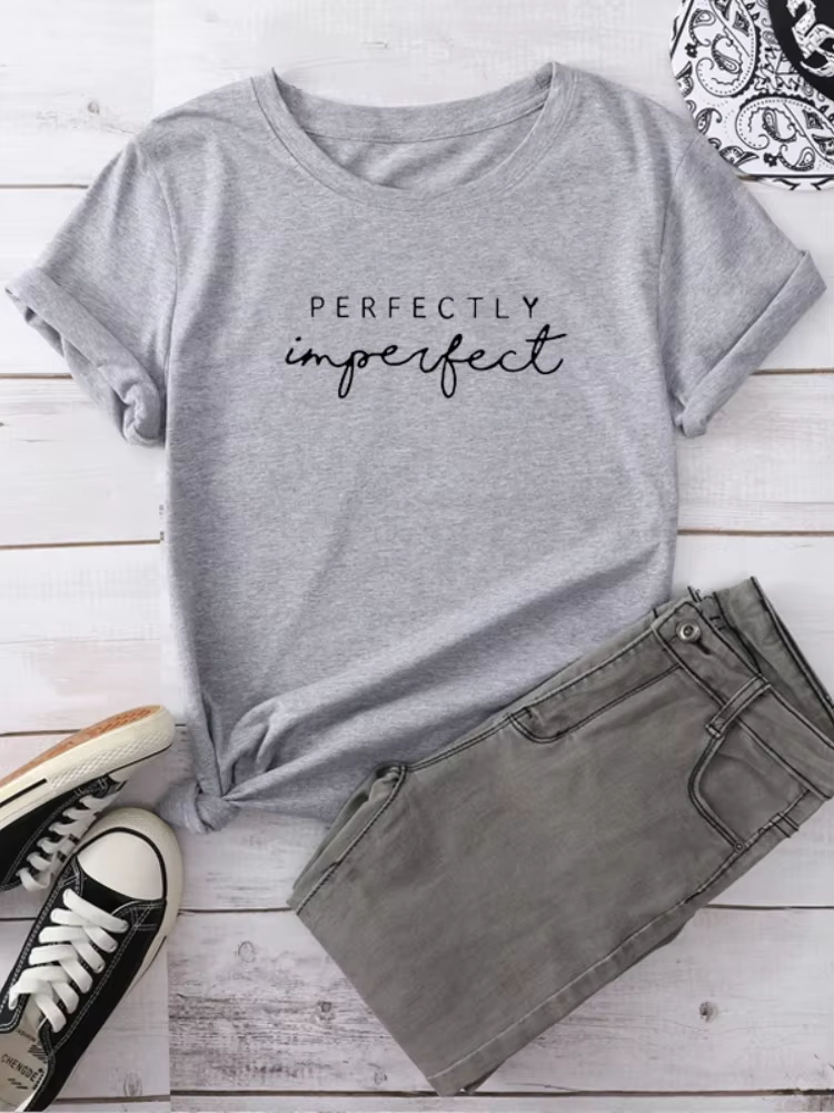 T-shirt manches courtes col rond femme, parfaitement imparfait, avec lettres imprimées