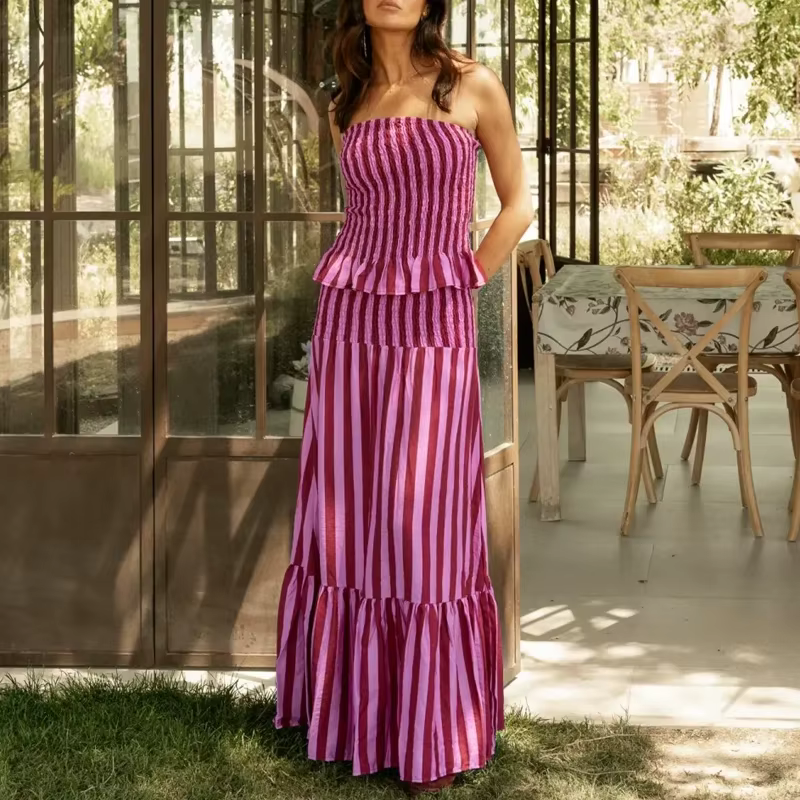 Ensemble élégant haut court sans bretelles et jupe longue drapée, imprimé tendance, tenue de vacance