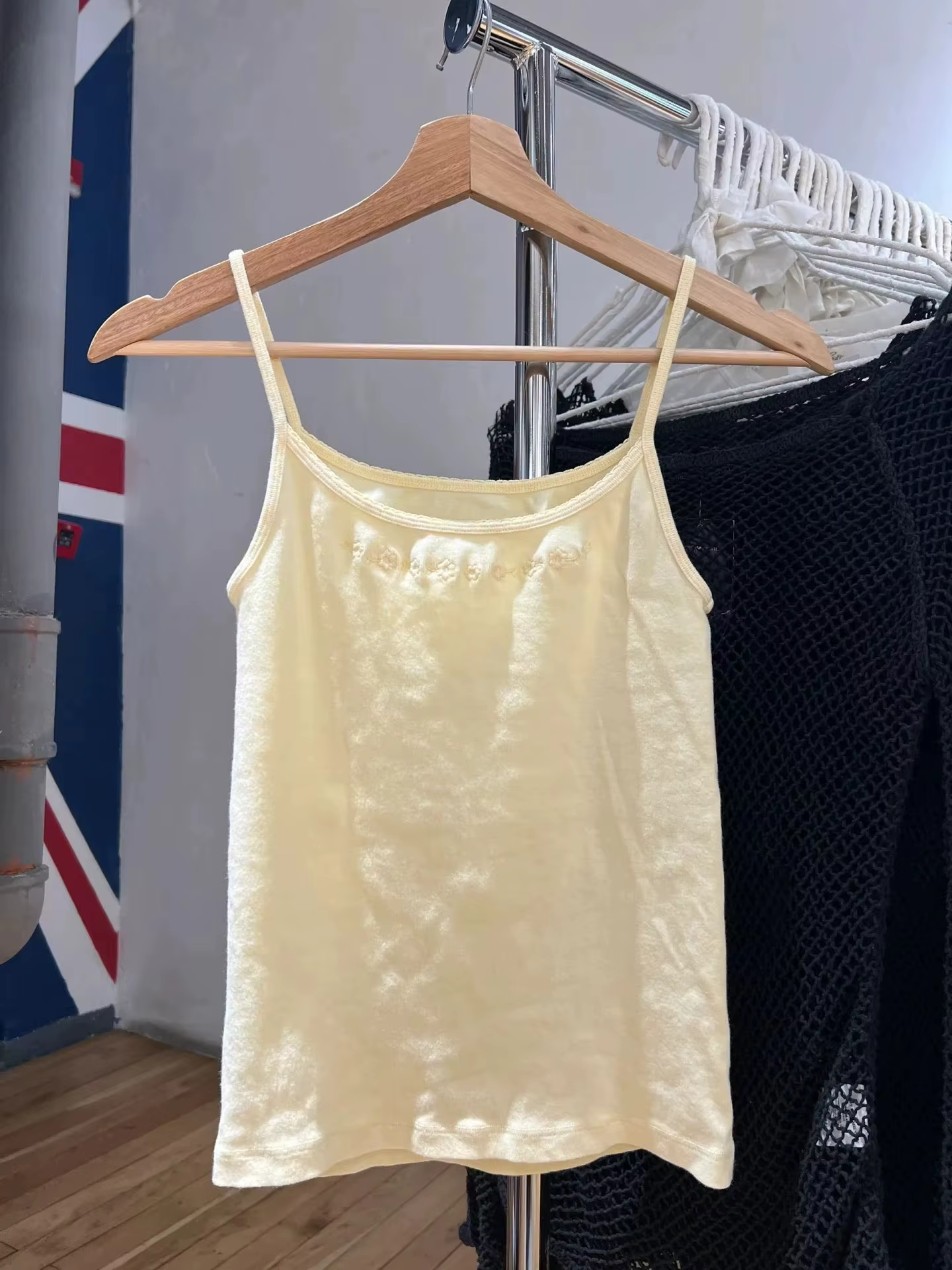 Haut court brodé de lettres jaunes pour femmes, garniture en dentelle, Camisole en coton, Slim, sans