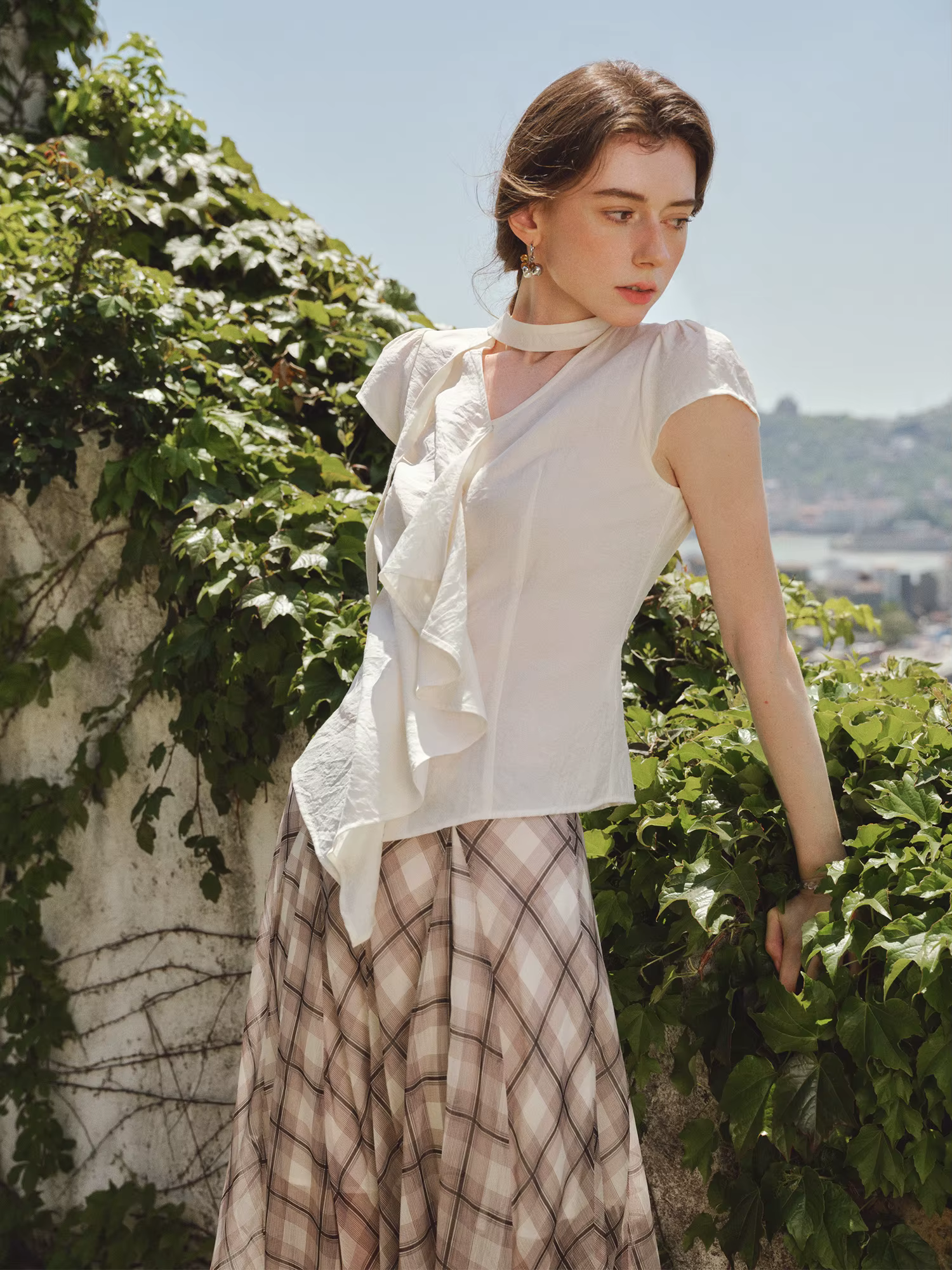 FSLE chemise à volants col en v pour les femmes 2025 été nouveauté tempérament élégant trajet manche