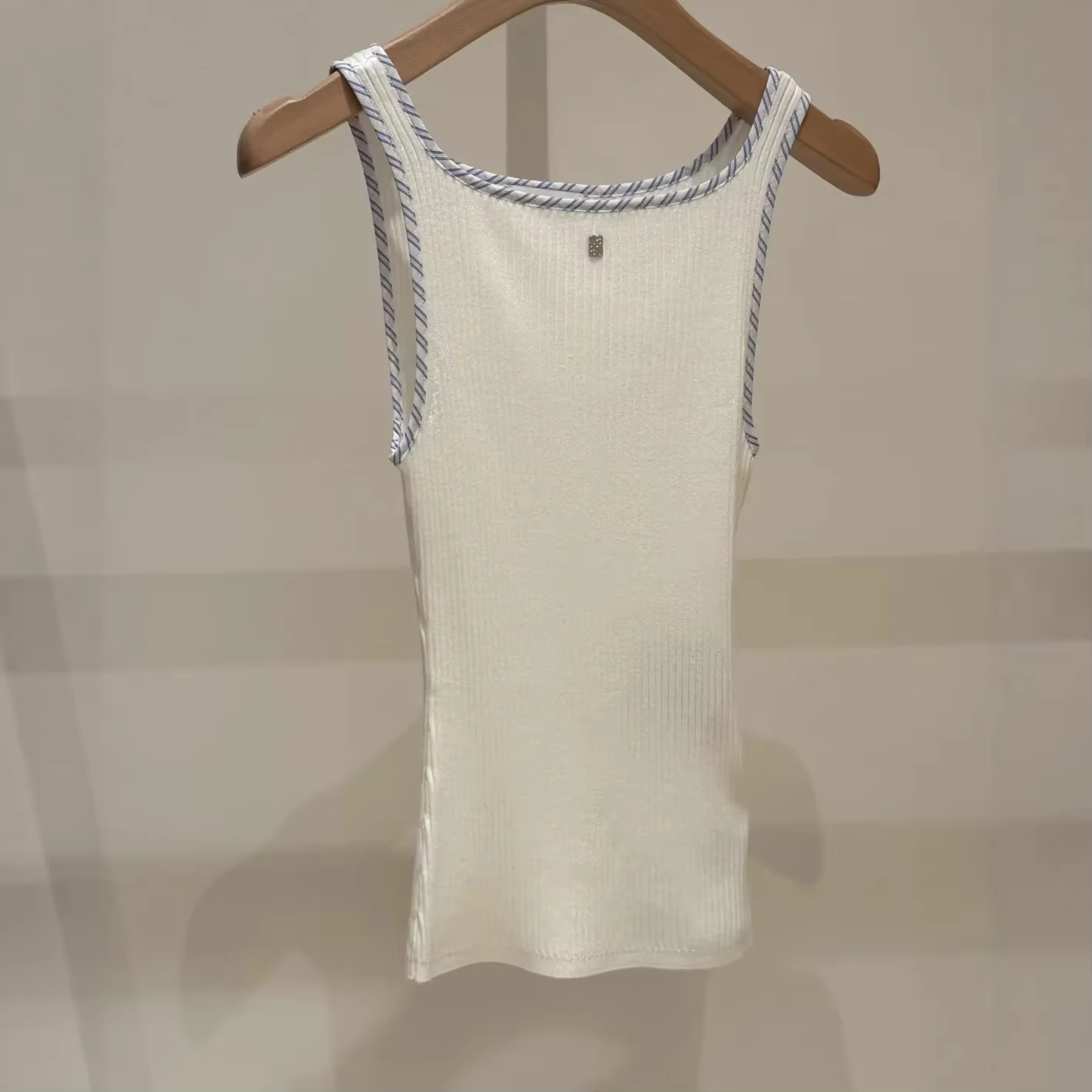 Débardeur tricoté blanc pour femme, col rond, sans manches, à rayures, sexy, nouvelle collection été
