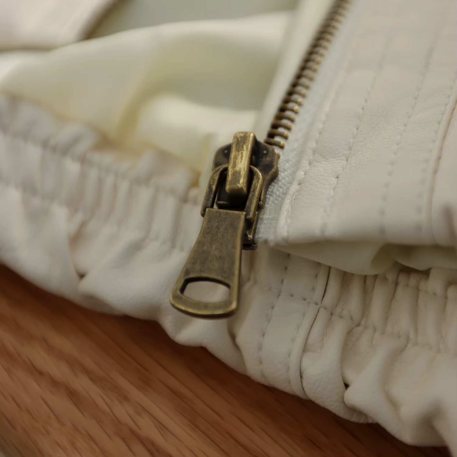 Blouson bomber en cuir PU pour femme — Veste zippée à col en V en similicuir avec ourlet élastique