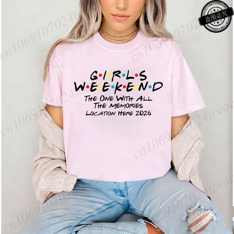 T-shirt pour filles pour le week-end, T-shirts sur le thème des amis, T-shirts Location Here 2026, T