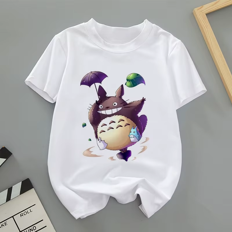 Un T-shirt fin à manches courtes avec des imprimés de Totoro de dessin animé mignon pour hommes et f