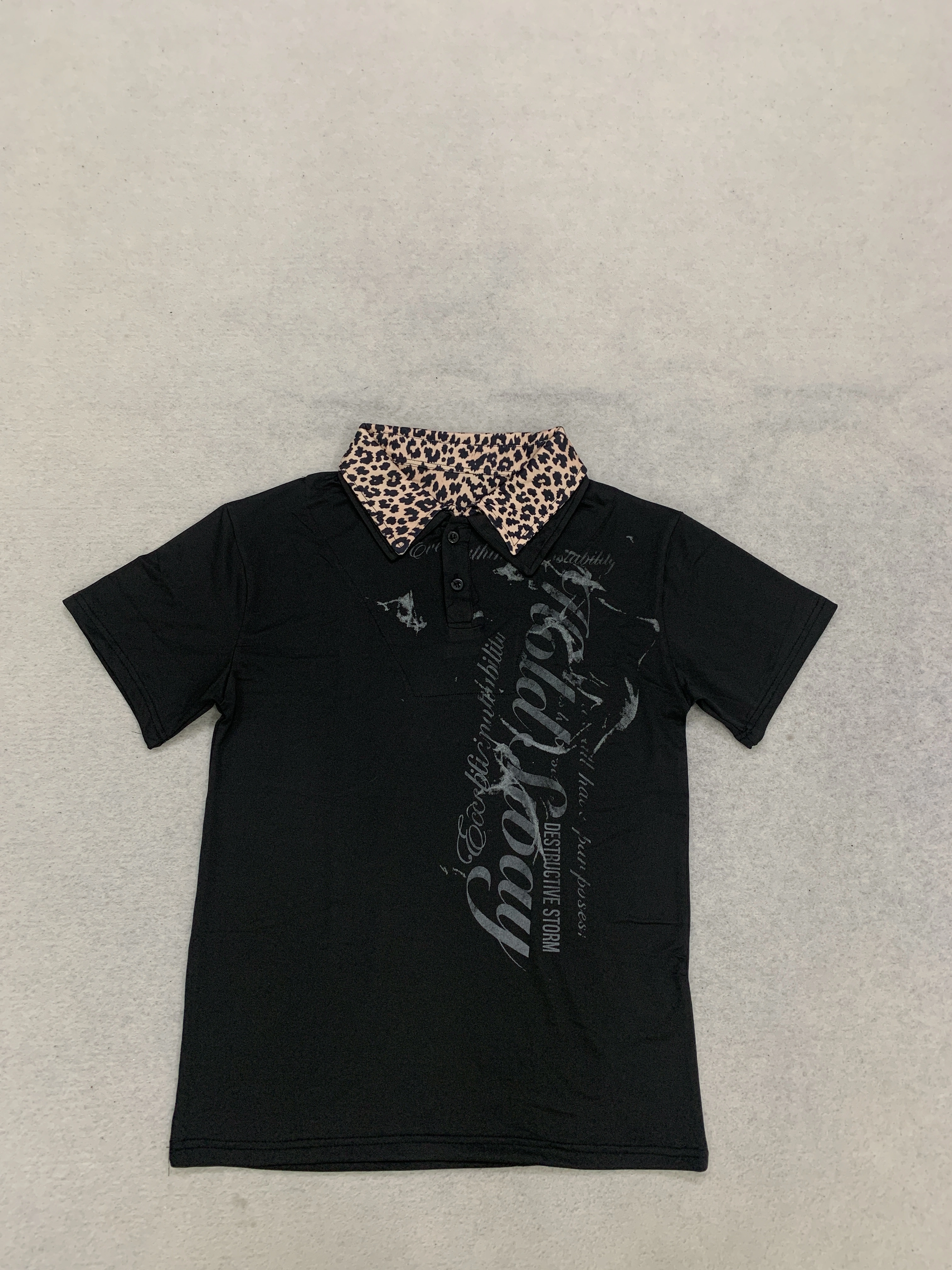T-shirt polo rétro gothique à manches courtes avec col à revers et surpiqûres imprimées léopard, et