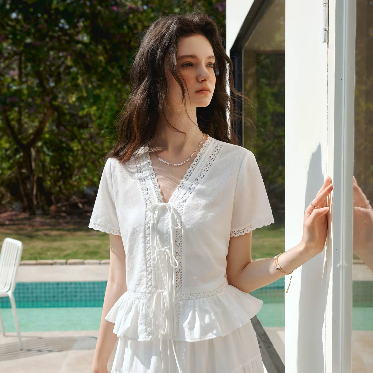 Chemisier OLrain blanc en dentelle française pour femme, collection été 2026, col en V, taille nouée