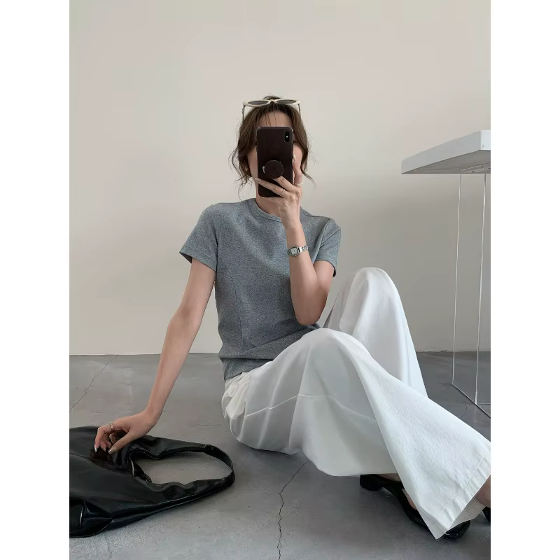 T-shirt à manches courtes et col rond, base classique en coton, épaules extensibles, couleur unie
