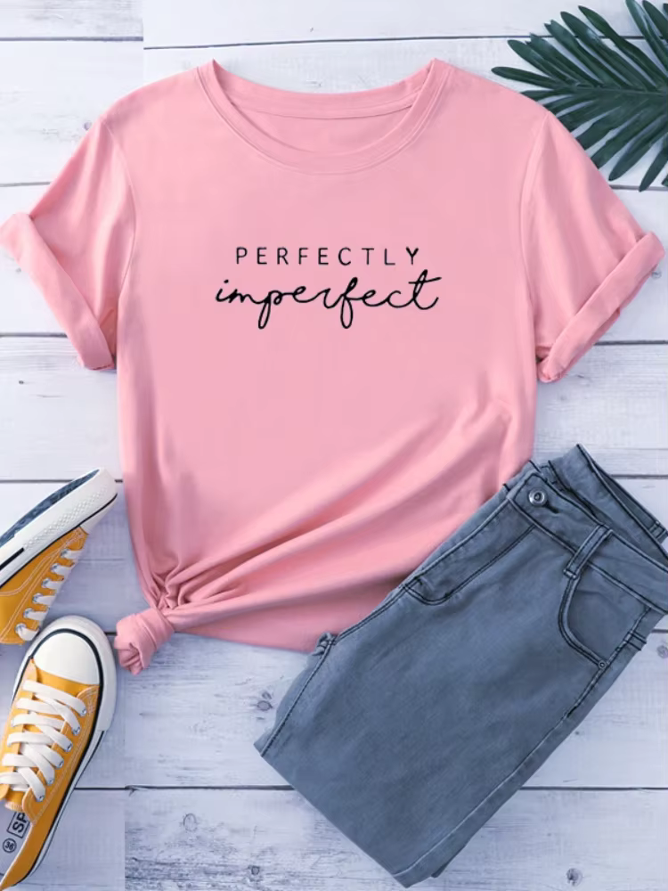 T-shirt manches courtes col rond femme, parfaitement imparfait, avec lettres imprimées