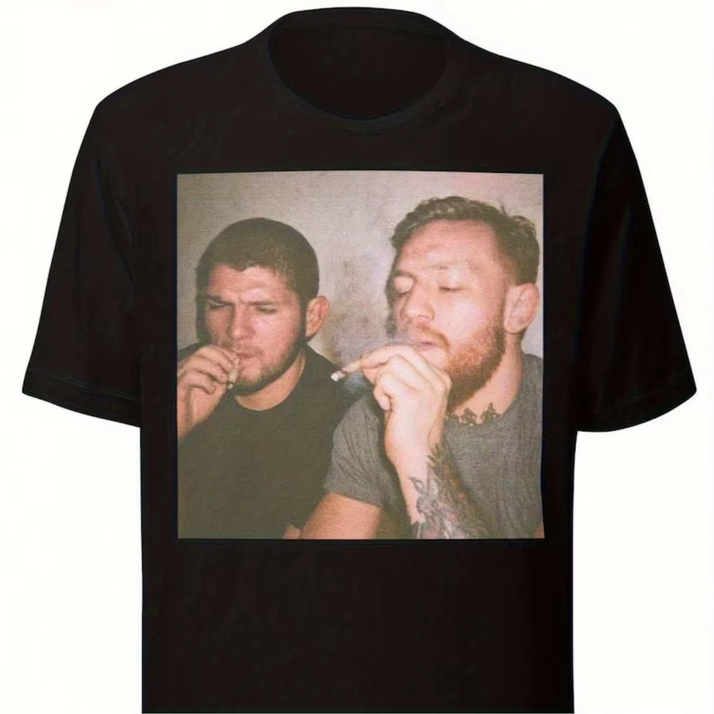 Nouveau t-shirt mettant en valeur un design amusant de Khabib et Conor. Il est noir, à col rond et m