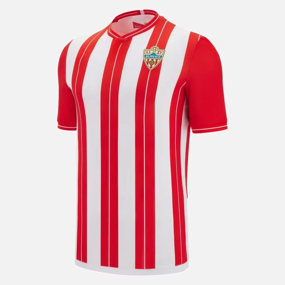 T-shirt officiel du club - Version rayée rouge et blanche avec emblème, idéal pour les fans et les s