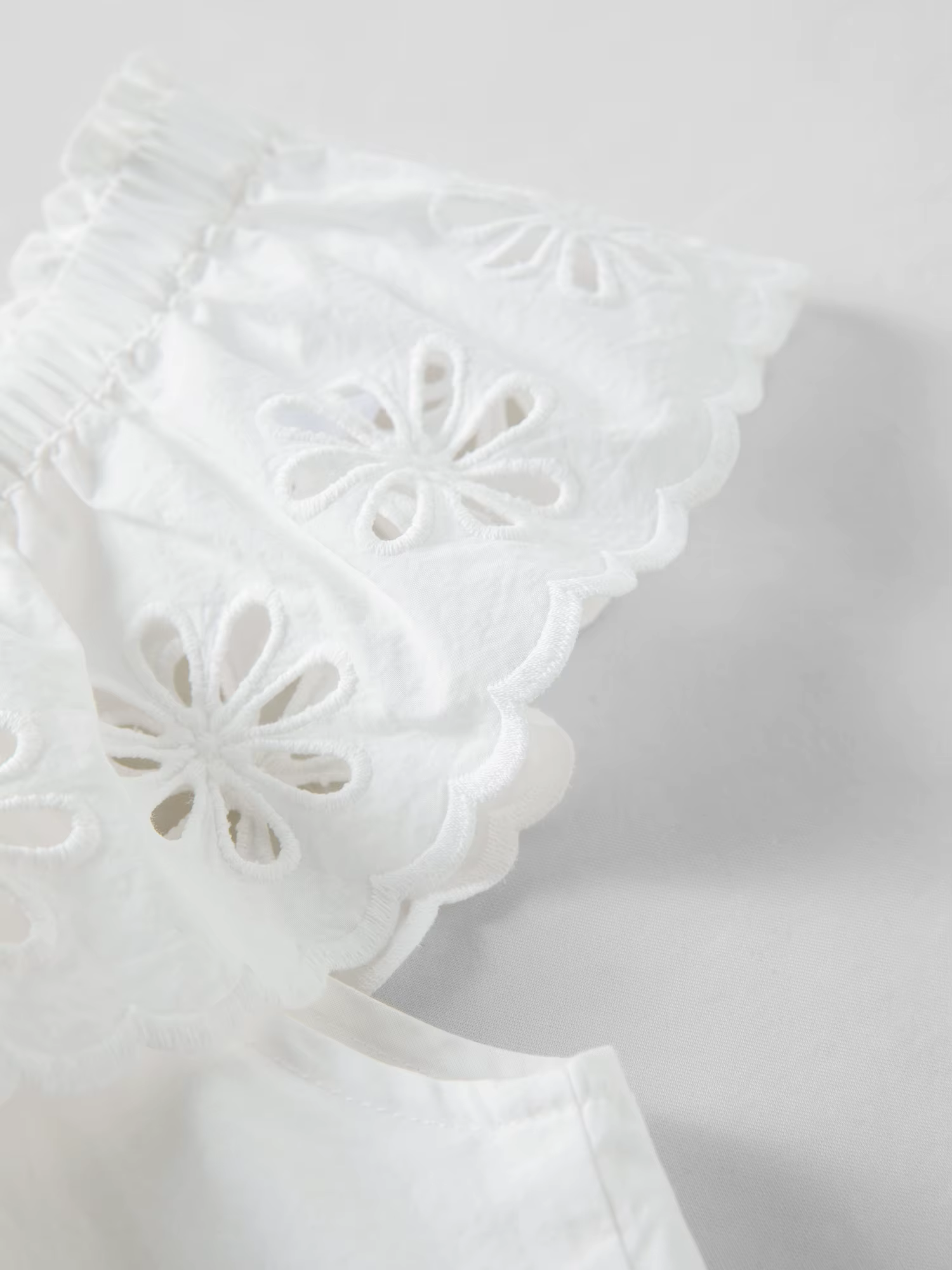 Robe DUSHU florale à épaules dénudées avec broderie et lacets, blanche, coupe trapèze amincissante,