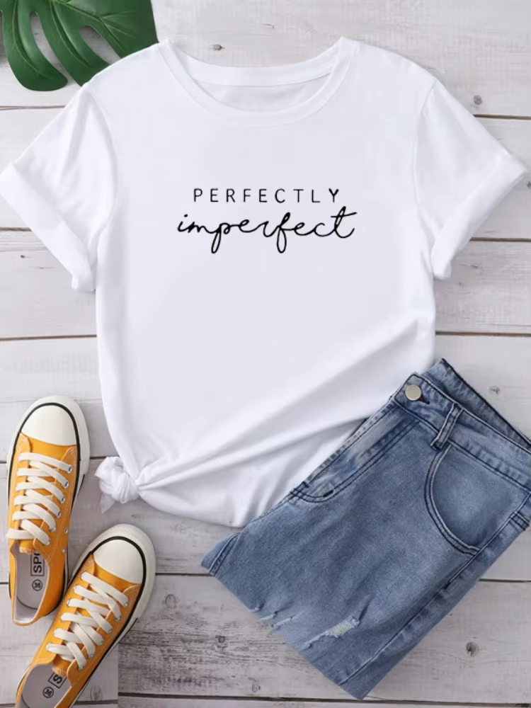 T-shirt manches courtes col rond femme, parfaitement imparfait, avec lettres imprimées