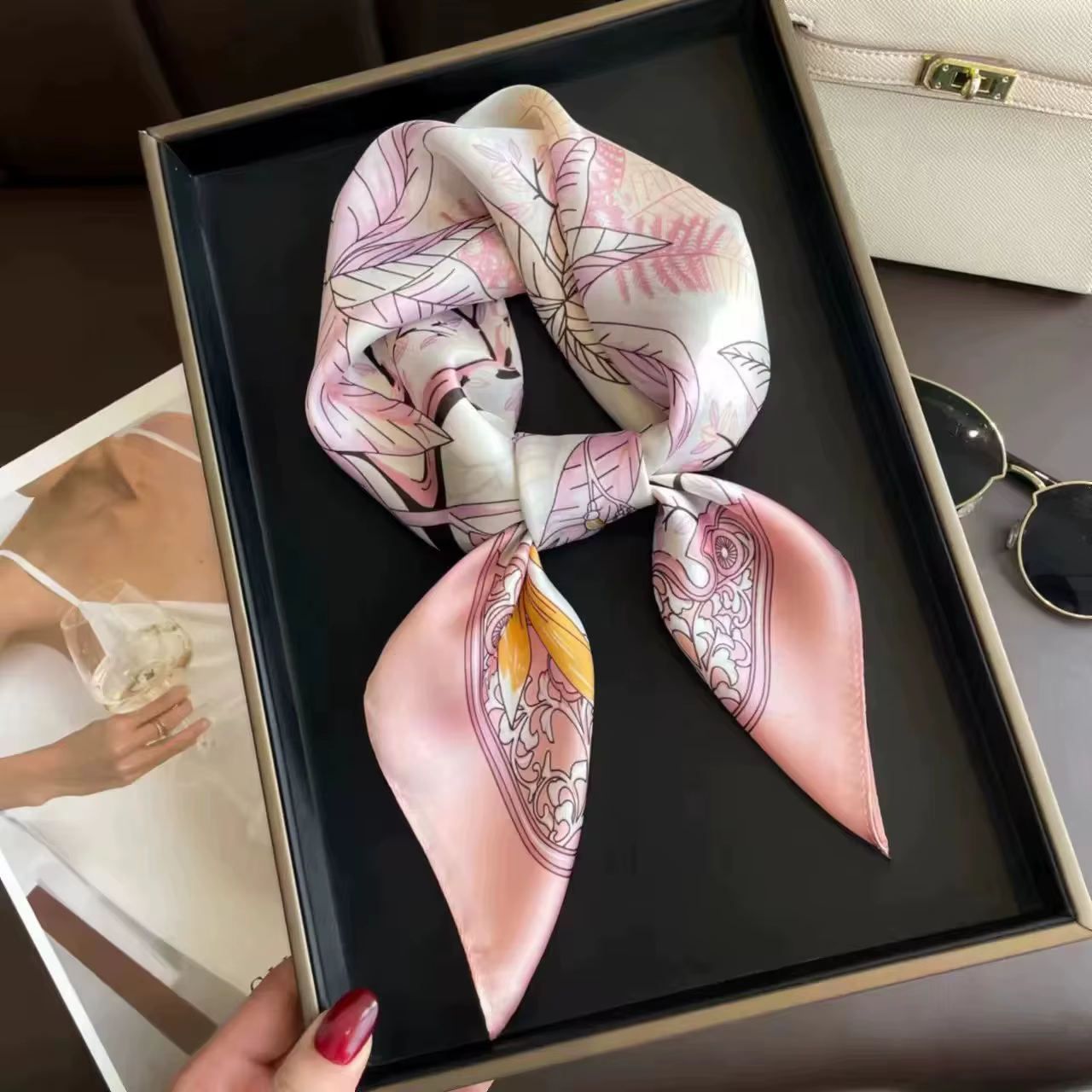 Une écharpe carrée à motif floral en une couleur