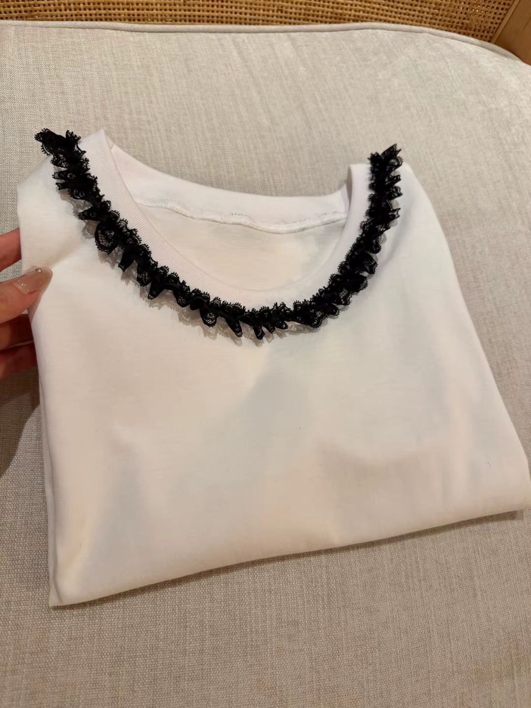 T-shirt élégant pour femme avec col en dentelle brodé – Haut confortable en pur coton doux