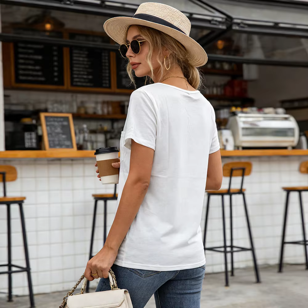 T-shirt blanc à col en V pour femme avec poche poitrine – Coupe décontractée