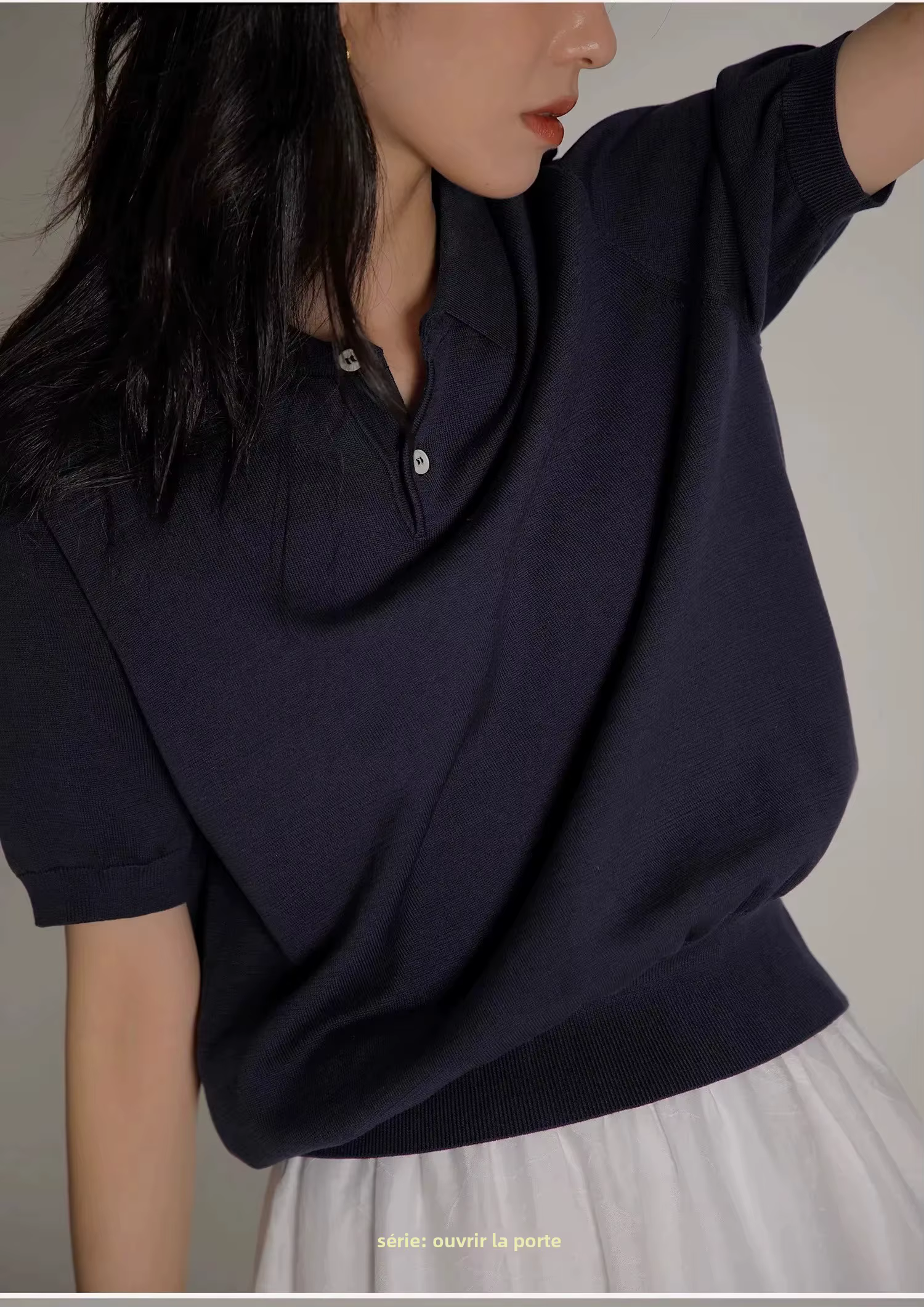 Polo tricoté en soie glacée bleue pour femmes