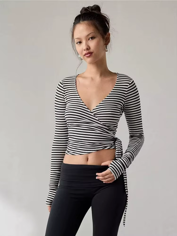 T-shirts à col en v pour femmes Y2k vêtements à manches longues haut court rayé t-shirt mince chemise féministe Streetwear Ropa De Mujer Camisetas