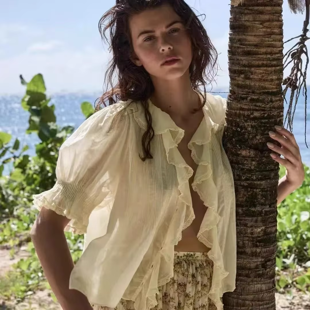 Chemise à manches courtes plissée jaune en dentelle à col en V style vacances à la plage française pour femme