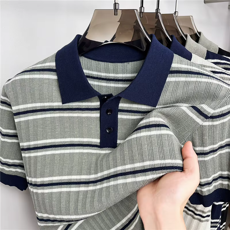 Polo tricoté rayé couleur café pour homme