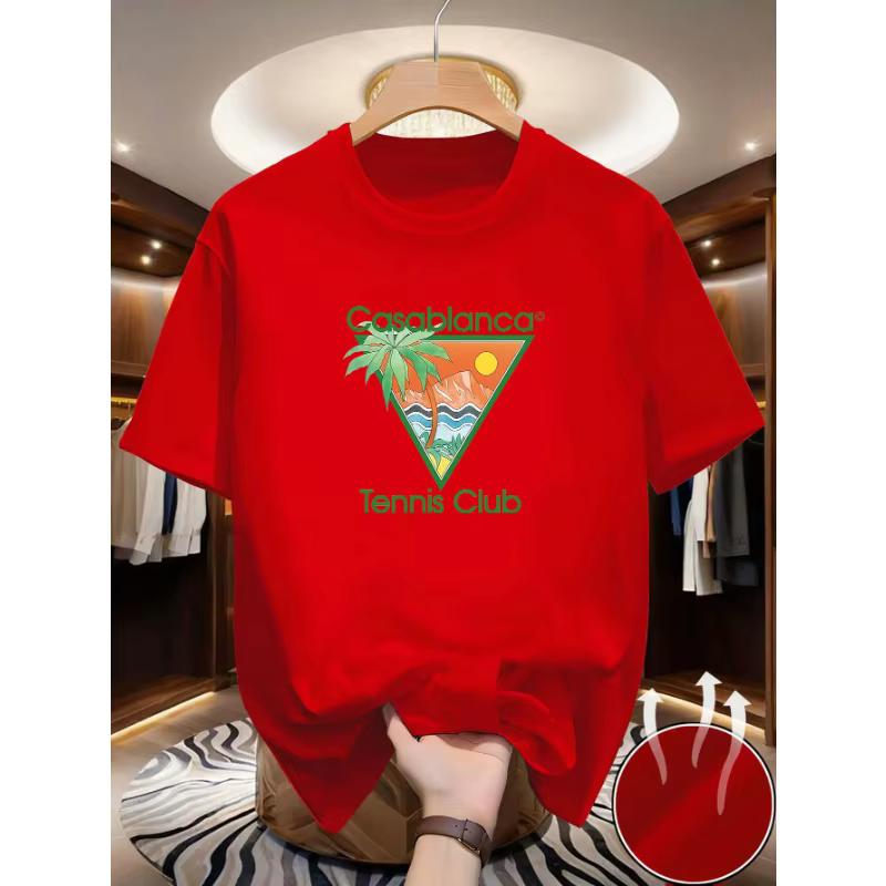 Ce t-shirt décontracté d'été présente un texte vert « Casablanca » et un motif triangulaire comprenant des éléments