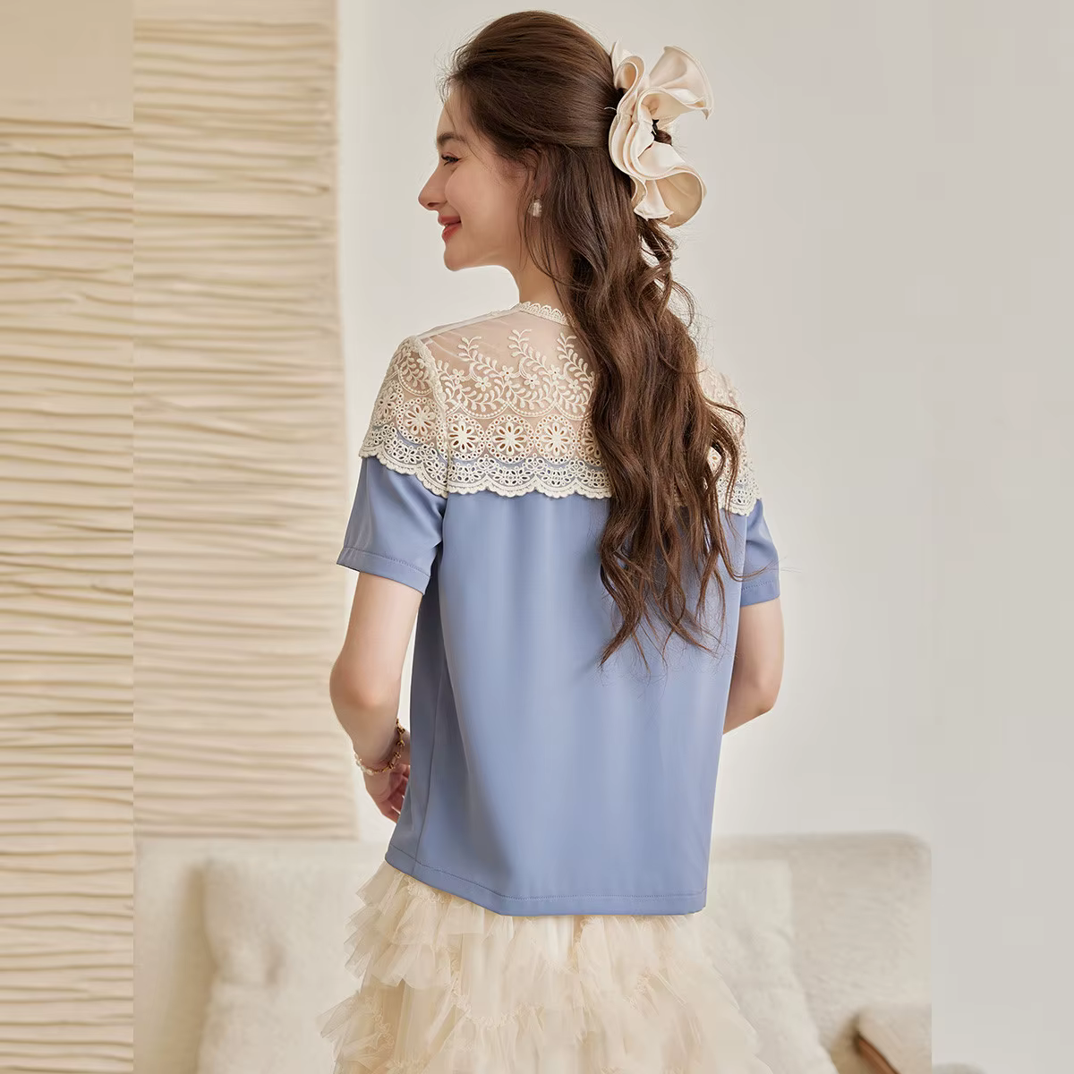 LOUIS YAO chemise femme 2025 été épaule creuse dentelle conception T-shirt tempérament élégant col rond manches courtes